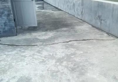 察哈尔右翼后楼顶漏水维修公司分享下如何解决卫生间隐蔽部位漏水的问题?