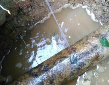 察哈尔右翼后楼顶渗水维修公司分享下地暖漏水的原因及检测方法。